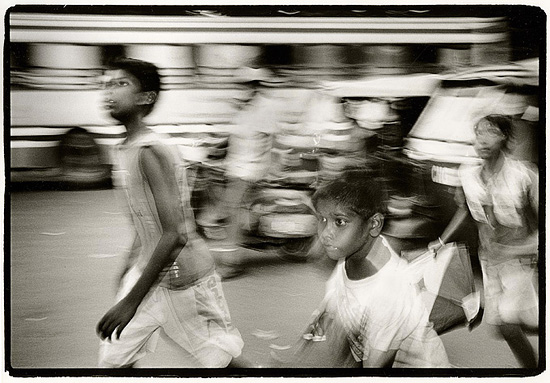 autor: Stefan Rohner
t&iacute;tulo: childern running after flying kites... (Delhi)