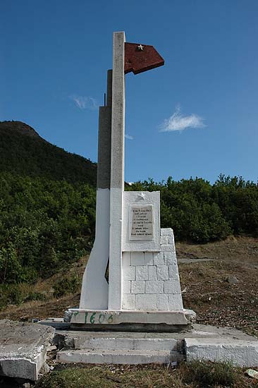 autor: Yves Rousselet
t&iacute;tulo: Les nuages flottent ... les drapeaux rouges se sont figés