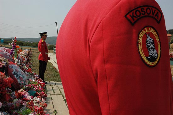 autor: Yves Rousselet
t&iacute;tulo: Deux membres de la GARDA E KOSOVES