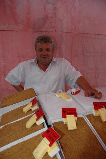 autor: Yves Rousselet
t&iacute;tulo: Vendeur de la production locale de tabac