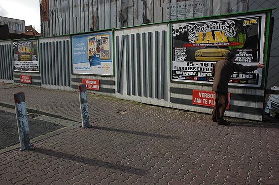 autor: Yves Rousselet
t&iacute;tulo: Un piéton lutte contre le vent