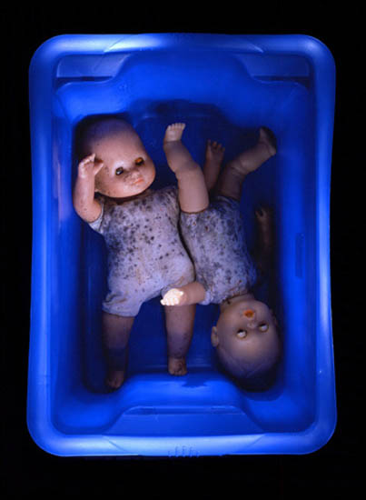 autor: Jeremy Webb
t&iacute;tulo: dolls in blue tub