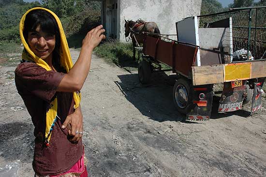 autor: Yves Rousselet
t&iacute;tulo: Une femme ROM récupérant des vieux métaux
