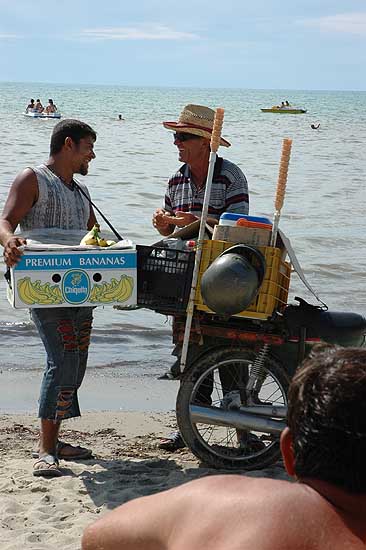 autor: Yves Rousselet
t&iacute;tulo: Conversation et complicité entre marchands ambulants