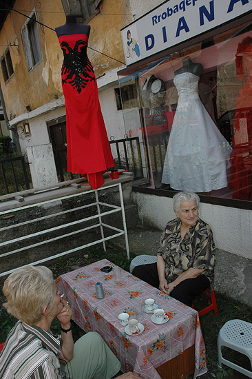 autor: Yves Rousselet
t&iacute;tulo: Pause café pour les vendeuses de robe de marièe