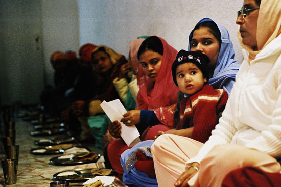 autor: Rui Mira
t&iacute;tulo: Durante todo o dia serve-se comida