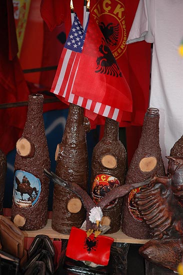 autor: Yves Rousselet
t&iacute;tulo: Gadgets souvenirs aux couleurs de l