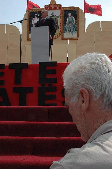 autor: Yves Rousselet
t&iacute;tulo: Le premier ministre Agim Ceku à la tribune