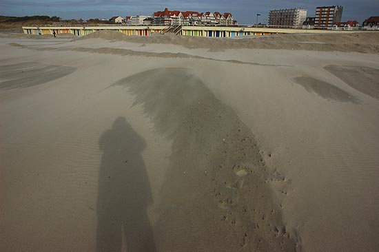 autor: Yves Rousselet
t&iacute;tulo: Petites touches de couleurs sur le brun du sable