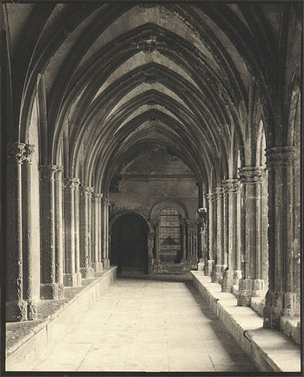 autor : Gary Auerbach                    t&iacute;tulo: The Cloisters at St. Trophime Abbey