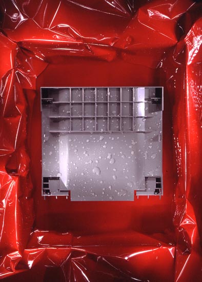 autor: Jeremy Webb
t&iacute;tulo: printer tray on wet red