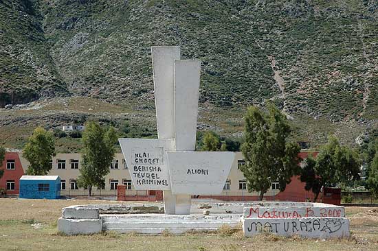 autor: Yves Rousselet
t&iacute;tulo: Monument souvenir en partie détourné