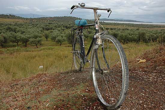 autor: Yves Rousselet
t&iacute;tulo: Le vélo, moyen de locomotion encore très usité.