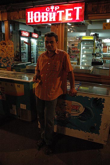 autor: Yves Rousselet
t&iacute;tulo: Le patron de ce magasin attend les clients