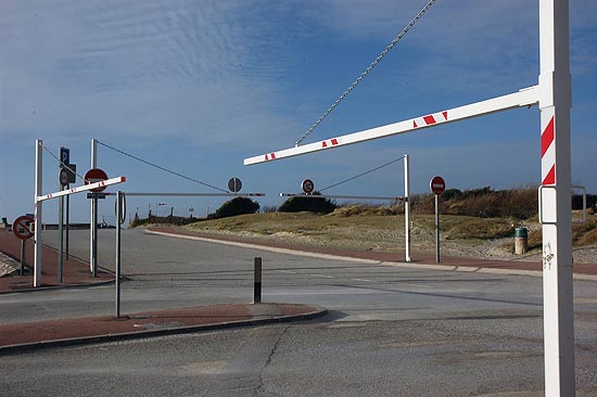 autor : Yves Rousselet                    t&iacute;tulo: Entrèe de parking en bord de mer