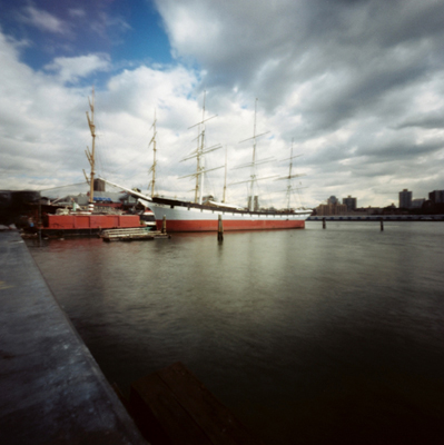 autor: john strazza
t&iacute;tulo: red boat - hudson - lower manhattan - 03