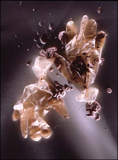 autor: Jeremy Webb
t&iacute;tulo: rubber gloves/paint blobs