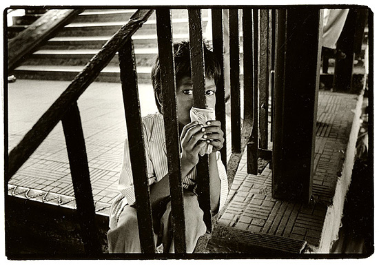 autor: Stefan Rohner
t&iacute;tulo: 	new delhi train station, homeless child, there are many at