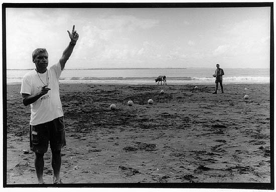 autor: Yves Rousselet
t&iacute;tulo: entrainement de foot sur la plage de Shenjgin 2005