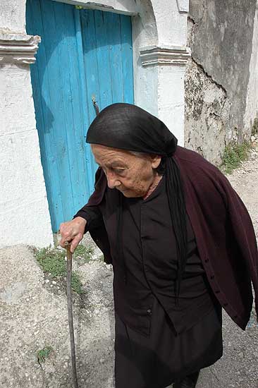 autor: Yves Rousselet
t&iacute;tulo: Une dame agèe  se rendant à la chapelle du village