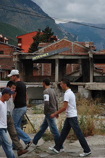 auteur : Yves Rousselet                    titre: Déambulation et marche vers le progrès