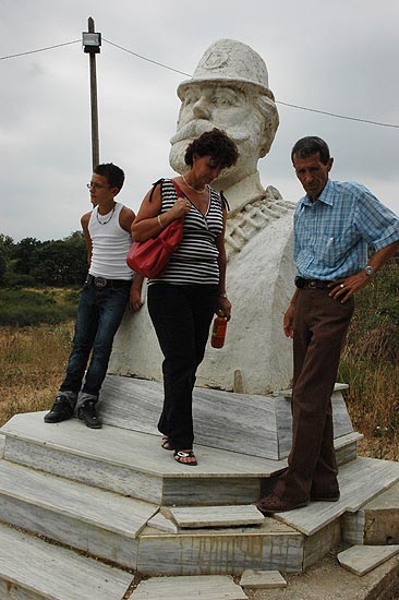 autor: Yves Rousselet
t&iacute;tulo: Une famille en visite au musée Adem Jashari