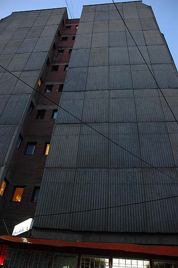 autor: Yves Rousselet
t&iacute;tulo: Lumière chaude aux fenètres sur facade froide d