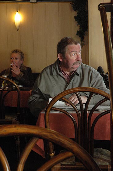 autor: Yves Rousselet
t&iacute;tulo: Dans une brasserie