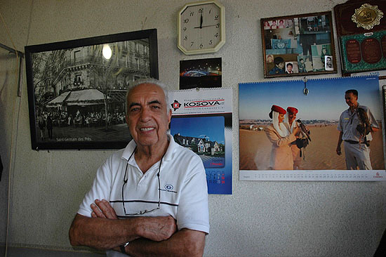 author : Yves Rousselet                    title: Un tailleur très accueillant dans sa boutique