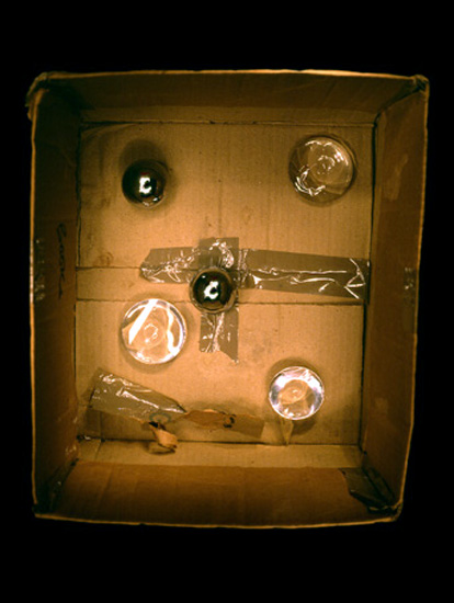 autor: Jeremy Webb
t&iacute;tulo: box with lenses and balls