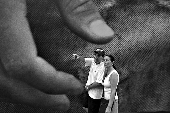 autor: Martin Fuchs
t&iacute;tulo: A giant grabbing a couple