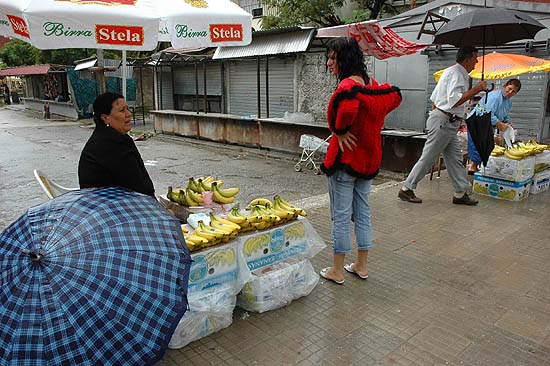 autor: Yves Rousselet
t&iacute;tulo: Vendeuses et cliente aux couleurs de l