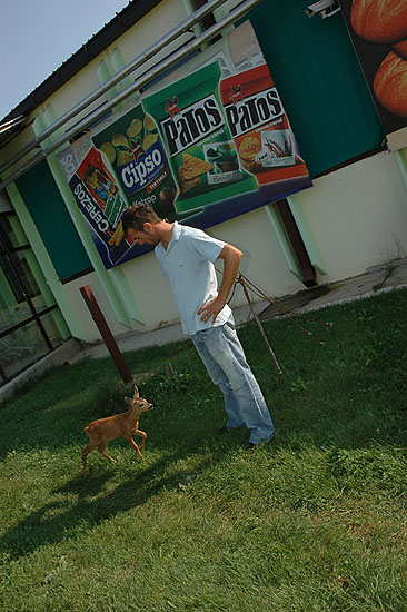 autor: Yves Rousselet
t&iacute;tulo: Un employé du supermarché en compagnie d