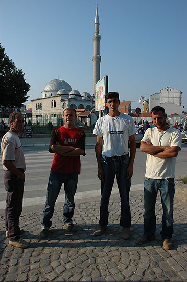 autor: Yves Rousselet
t&iacute;tulo: Des ouvriers devant le chantier de l
