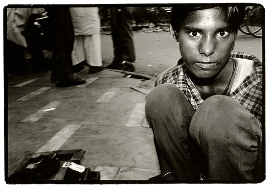 autor: Stefan Rohner
t&iacute;tulo: 	Varanasi, young boy with his shoe polishing box.
