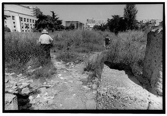 autor: Yves Rousselet
t&iacute;tulo: une brèche dans un mur Tirana aout 2003
