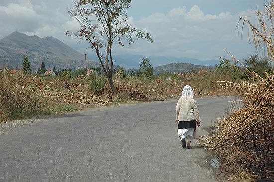 autor : Yves Rousselet                    t&iacute;tulo: Sur une route du nord aux environs de Shkodra