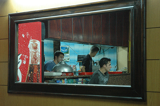 autor: Yves Rousselet
t&iacute;tulo: Dans un bar de la vielle ville