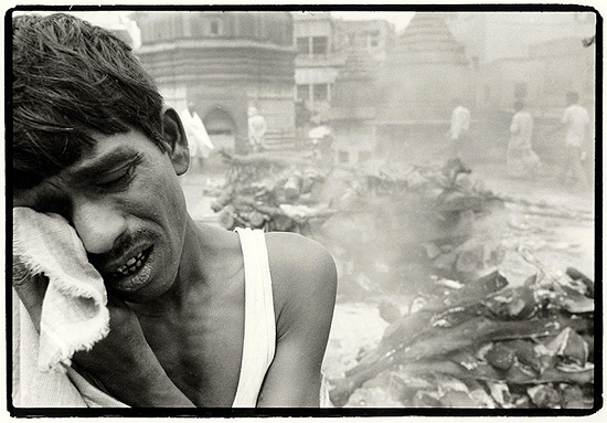 autor: Stefan Rohner
t&iacute;tulo: Varanasi, burning gath.