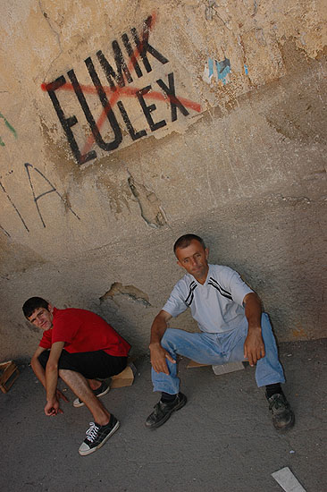 autor: Yves Rousselet
t&iacute;tulo: Graffitis attestant de la défiance à l