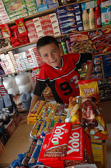 autor: Yves Rousselet
t&iacute;tulo: Dans le magasin de ses parents