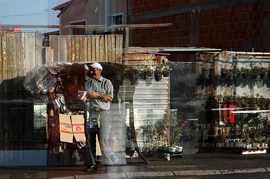 autor: Yves Rousselet
t&iacute;tulo: Un marchand et son petit étal dans la rue