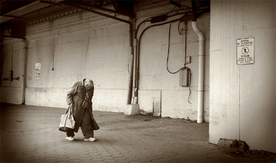 autor : john strazza                    t&iacute;tulo: old woman walking - hoboken