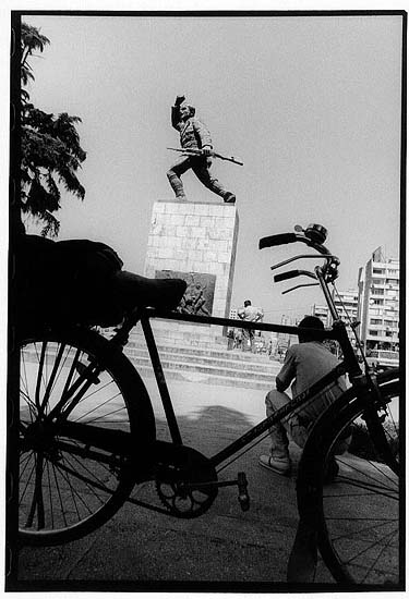 autor: Yves Rousselet
t&iacute;tulo: Tirana aout 2004