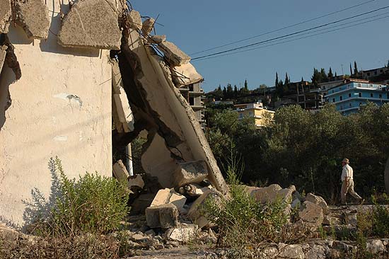 autor: Yves Rousselet
t&iacute;tulo: Construction illégale détruite en bord de mer