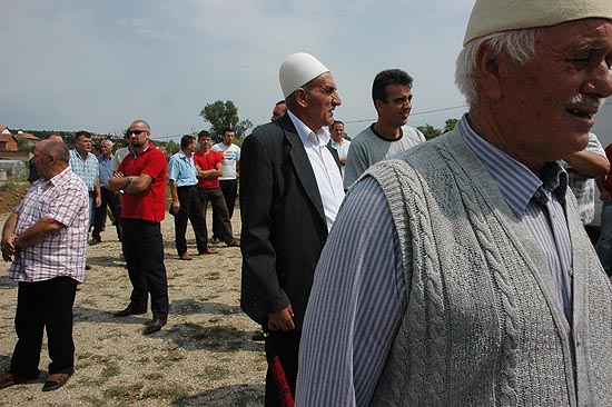autor: Yves Rousselet
t&iacute;tulo: Pendant une cérémonie en hommage à la famille Jashari