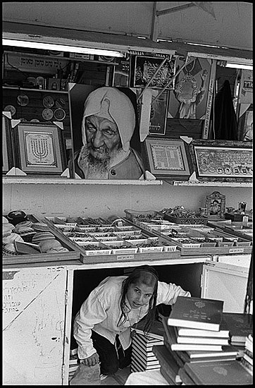 autor: Patrick Tombelle
t&iacute;tulo: Jewish religious book stall, Safet