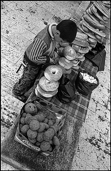 autor: Patrick Tombelle
t&iacute;tulo: Young street vendor, Jerusalem