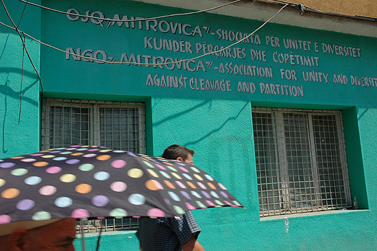 autor: Yves Rousselet
t&iacute;tulo: Devant la facade d