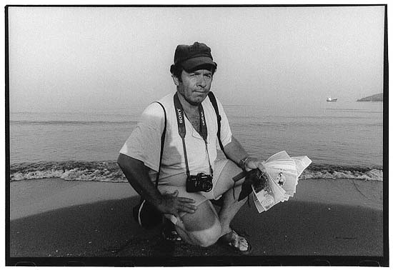 autor: Yves Rousselet
t&iacute;tulo: Viktor photographe de plage Shenjgin été 2004